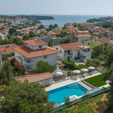 In Pjescana Uvala Mit Garten, Grill Póla