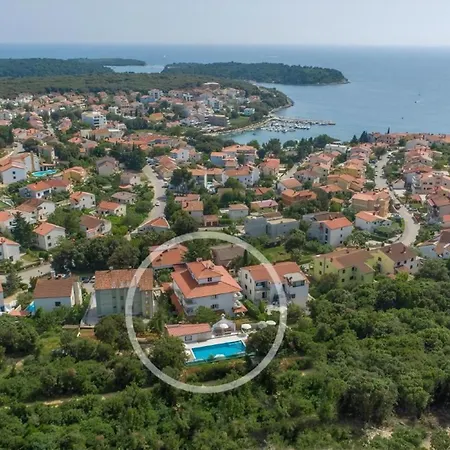 In Pjescana Uvala Mit Garten, Grill