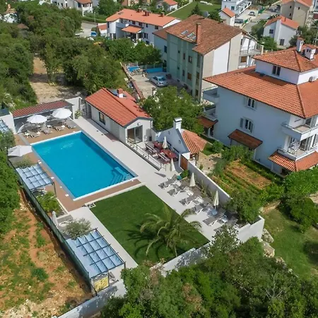 Apartman In Pjescana Uvala Mit Garten, Grill