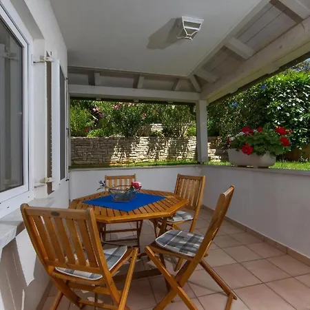In Pjescana Uvala Mit Garten, Grill Daire