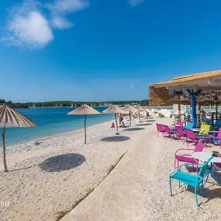 Apartman In Pjescana Uvala Mit Garten, Grill