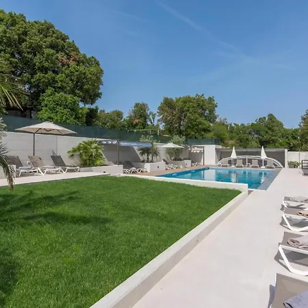 Apartman In Pjescana Uvala Mit Garten, Grill
