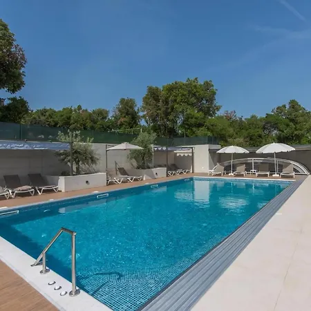 In Pjescana Uvala Mit Garten, Grill Apartmán Pula