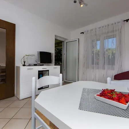 Apartmán In Pjescana Uvala Mit Garten, Grill Pula