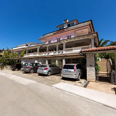 In Pjescana Uvala Mit Garten, Grill Apartman