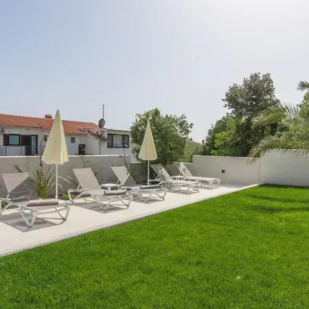Apartment In Pjescana Uvala Mit Garten, Grill *