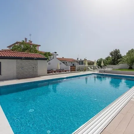 In Pjescana Uvala Mit Garten, Grill Pula