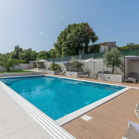 Apartment In Pjescana Uvala Mit Garten, Grill